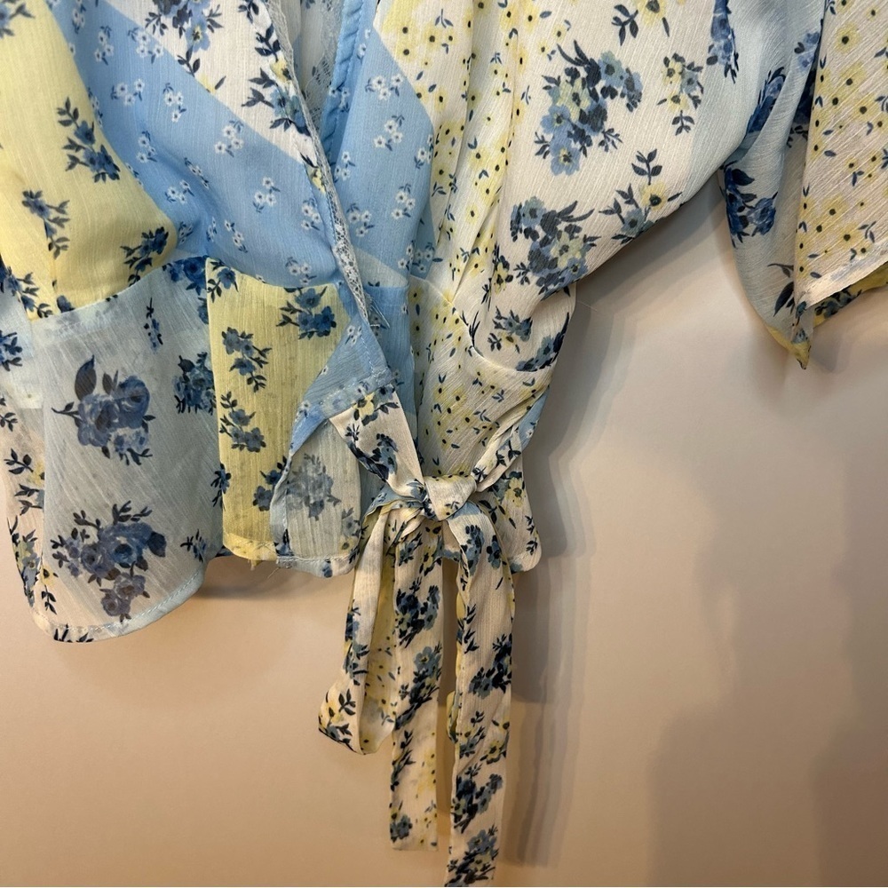*NWT* Francesca’s Blue and Yellow Jill Floral Wrap Blouse Top, Size Medium - Picture 7 of 11